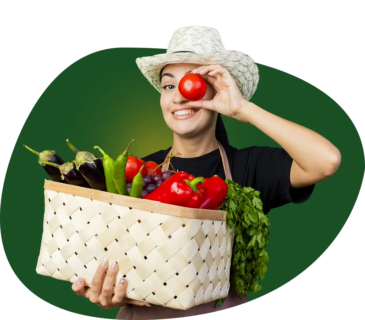 Jeune femme jardinier tablier chapeau tenant panier plein legumes tomates pres son oeil souriant